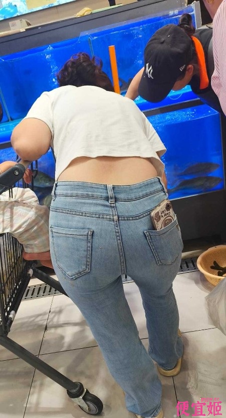 【牛仔裤少妇】超市遇到一位身材背影超好，穿牛仔裤的少妇，可惜没拍到正面-便宜姬