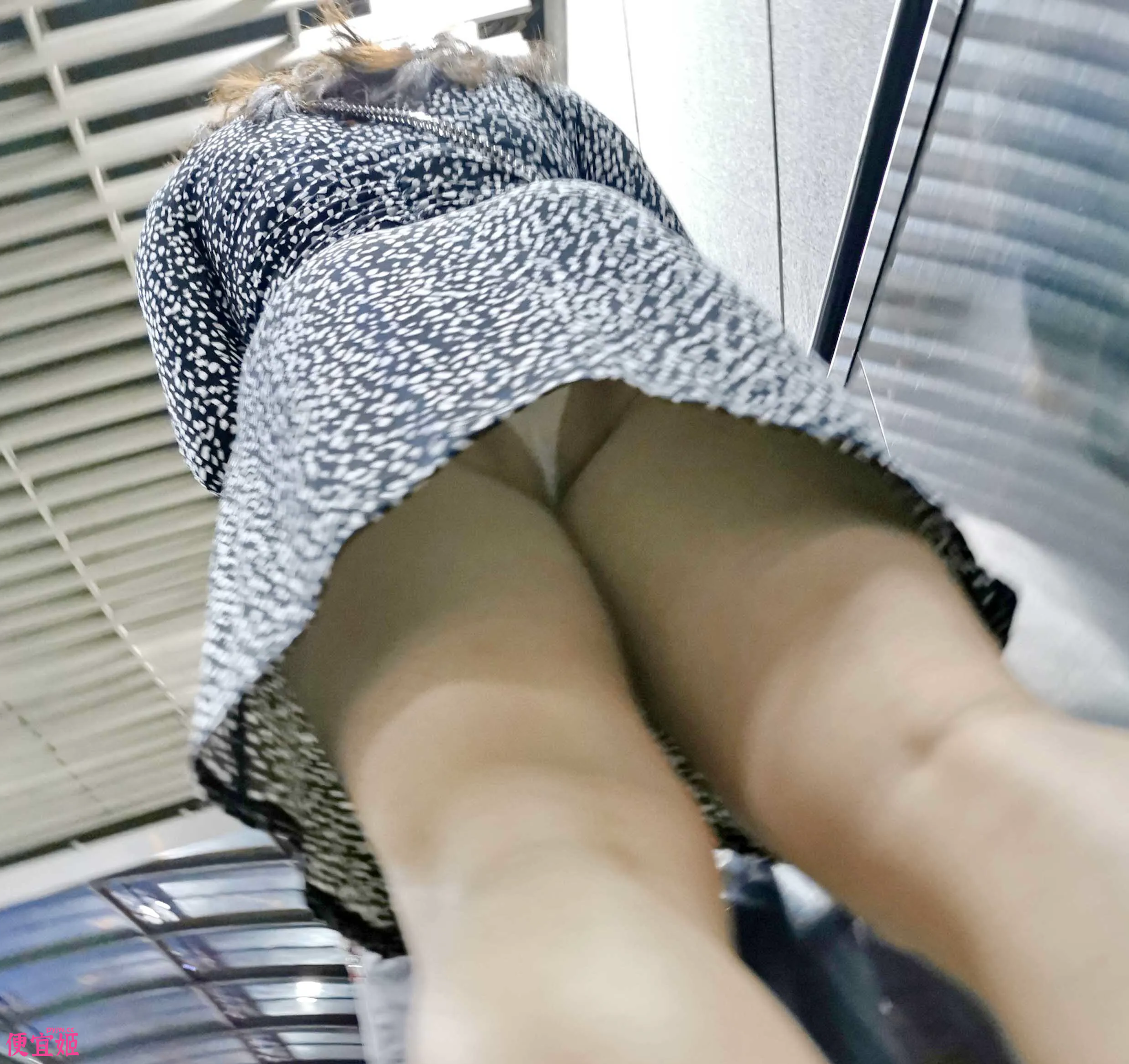 【搬运】屌丝大神，抄底连衣裙白净少妇【13P】-便宜姬