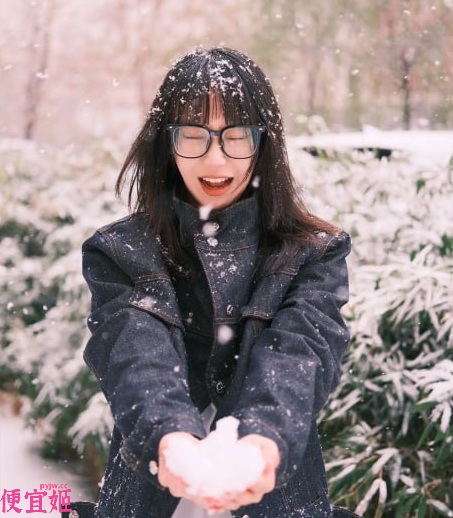潮妹子平时拽得要死，在厕所里吸允后入秒变母狗，露脸X爱自拍曝光【11P+14V/4GB】-便宜姬