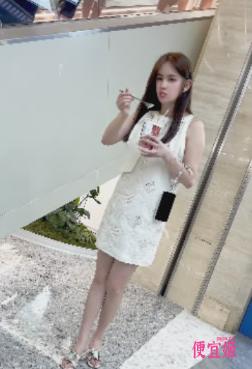 图片[2]-【KFC】年轻少妇周末逛街·连续两天偶遇·粉色细线露屁股骚内[116/MP4/863MB]-便宜姬