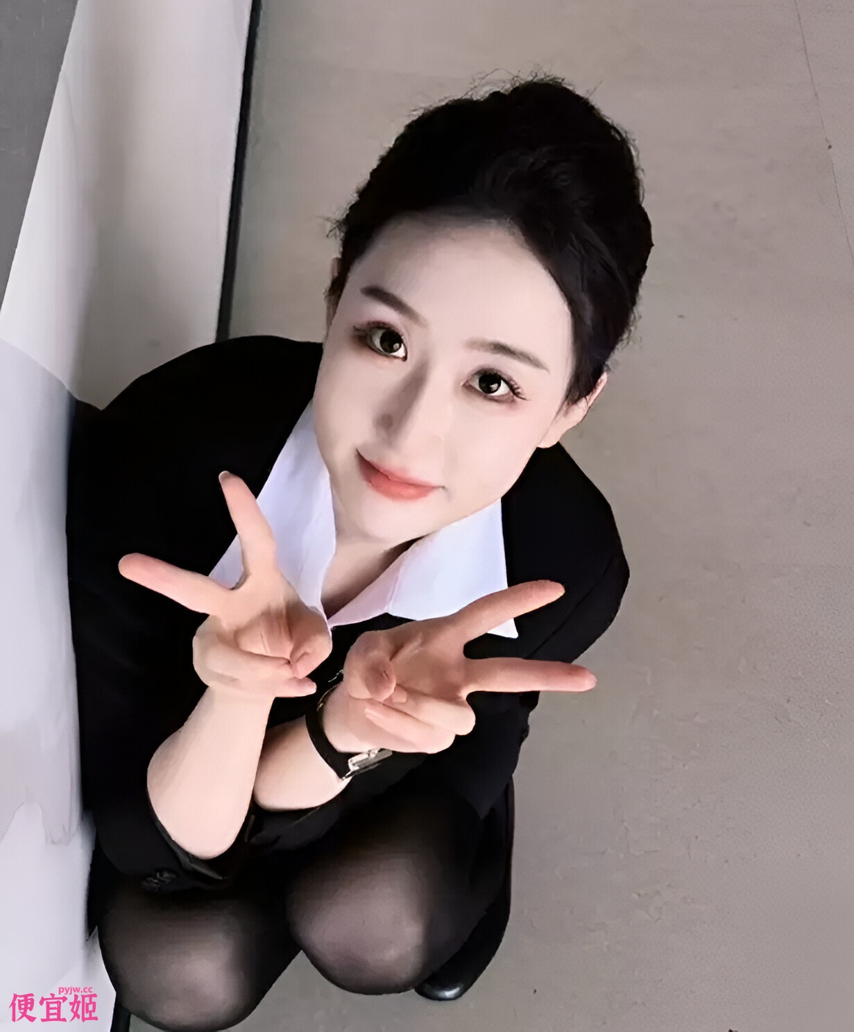 💥【稀有精品】江西景德镇人妻少妇 黑色蕾丝套装 跪地深喉 反差女上位狂骑 骚气十足-便宜姬
