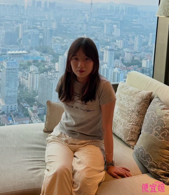 小情侣在酒店开房啪啪，没找到这么极品的妹子被一个猥琐的眼镜男拿下了5V-便宜姬