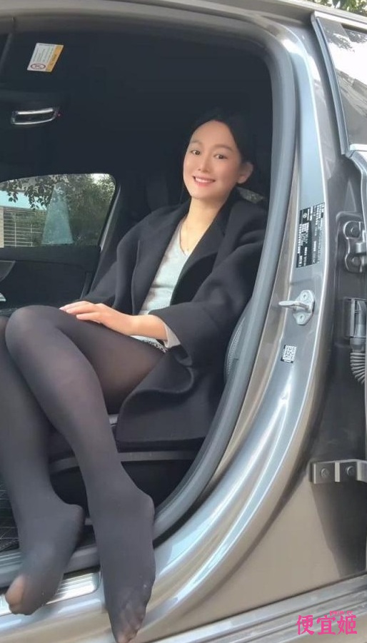 ❤️❤️气质人妻熟女【泡芙奶油】 道具 丝袜  黄瓜一进一出 真是便宜它了4V-便宜姬