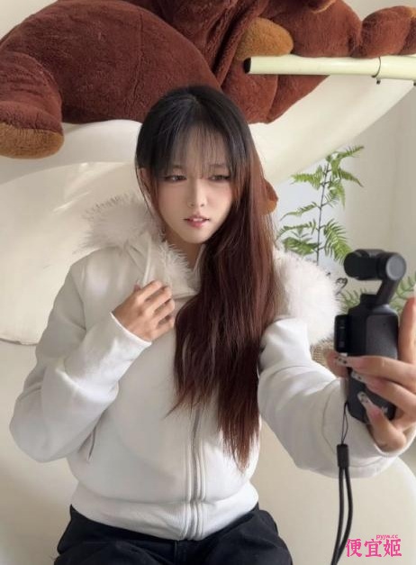 ⚫️【苹果原相机云端泄密】河南已被调教完成的露脸小母狗，多种玩黑颜，刺激！(11V)-便宜姬