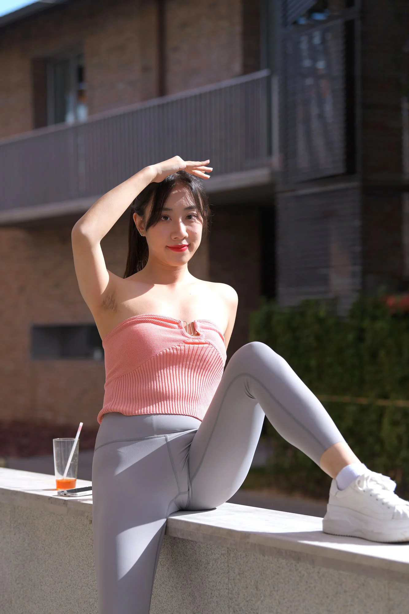 图片[2]-【高腰瑜伽裤】街拍灰色瑜伽裤活力少女-便宜姬