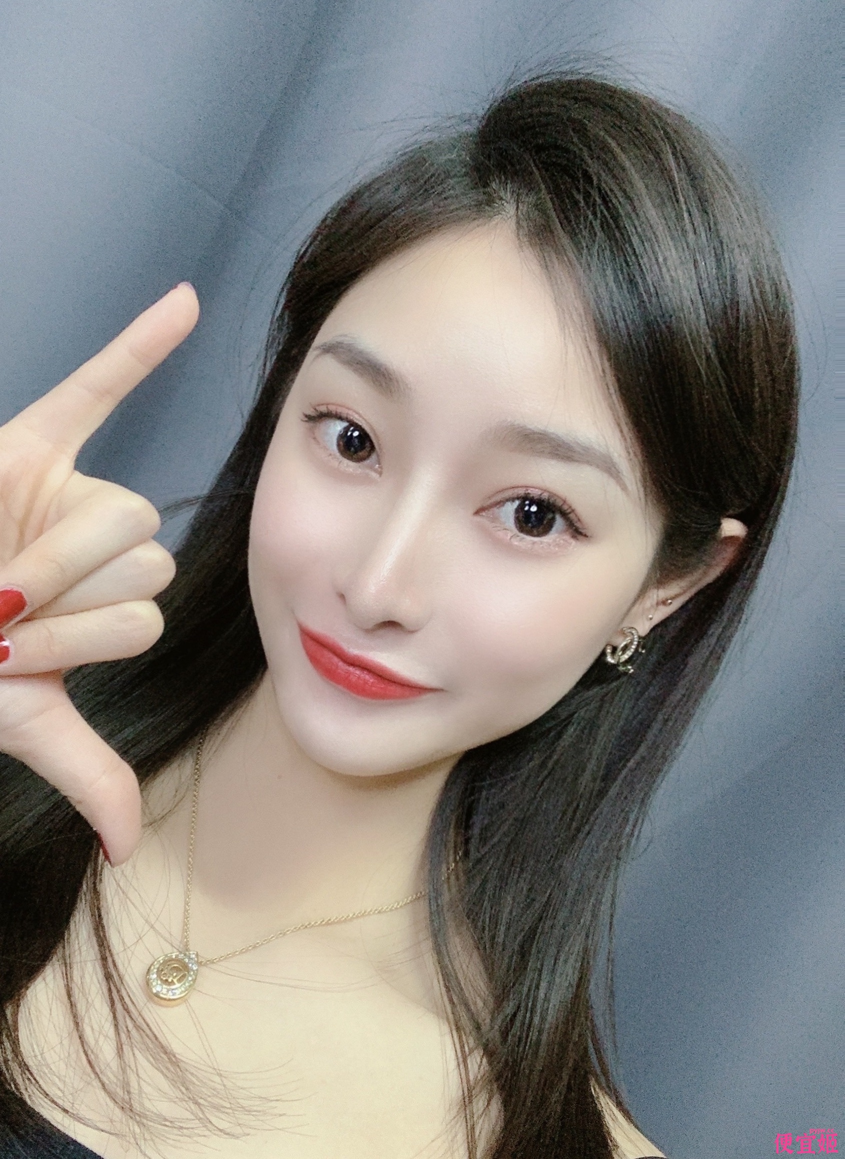 ⚫️【苹果原相机】筷子腿气质小姐姐 不健康自拍视图流出 附多张露脸生活照(5V)-便宜姬