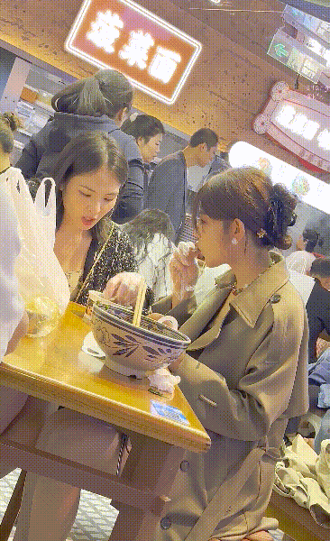 图片[3]-【KFC】两个极品短裙高跟少妇逛街 忍不住拍到粉内和白内[518/MP4/994MB]-便宜姬