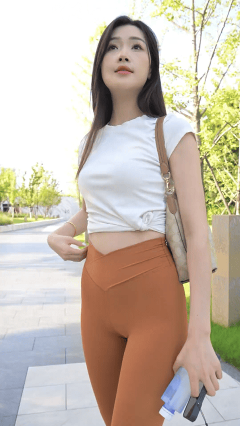 气质美女穿搭 瑜伽裤配白体恤 高跟鞋是亮点 你喜欢吗-便宜姬