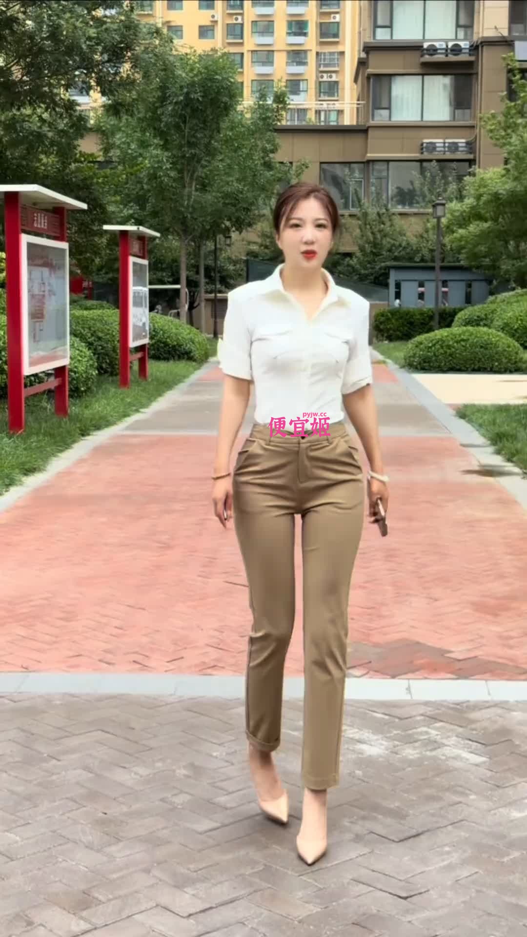 图片[3]-修身裤白长袖 尽显气质美女 高跟鞋扭屁股前行 你爱这种吗-便宜姬
