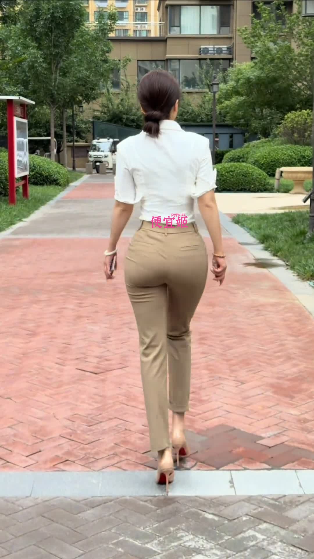 图片[2]-修身裤白长袖 尽显气质美女 高跟鞋扭屁股前行 你爱这种吗-便宜姬
