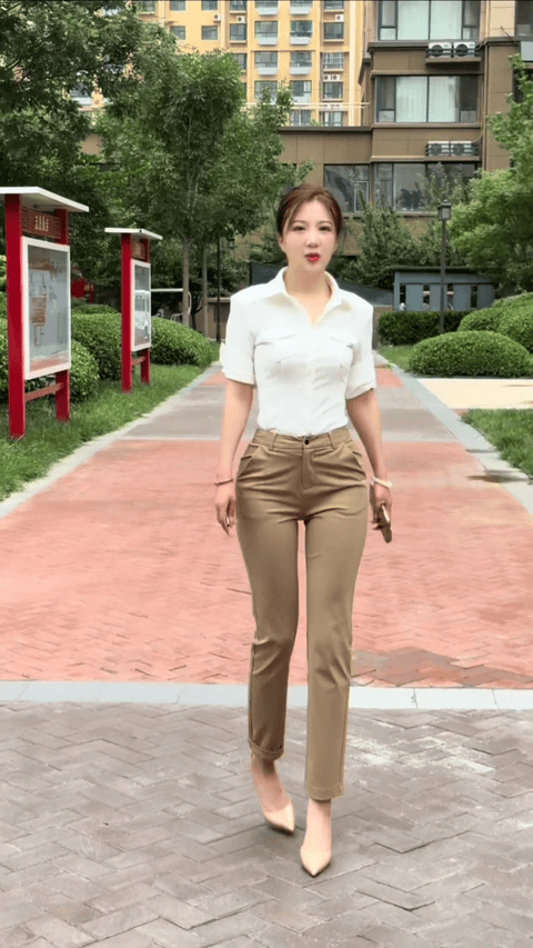 修身裤白长袖 尽显气质美女 高跟鞋扭屁股前行 你爱这种吗-便宜姬