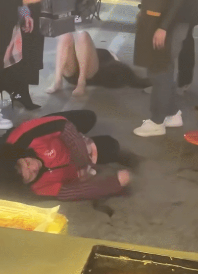 图片[2]-亳州夜市炸锅！❤️老太太火眼金睛怒骂美人妖当街开打撕衣服全裸大战❤️围观吃瓜拉架成春宫-便宜姬