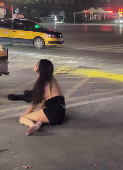 亳州夜市炸锅！❤️老太太火眼金睛怒骂美人妖当街开打撕衣服全裸大战❤️围观吃瓜拉架成春宫-便宜姬