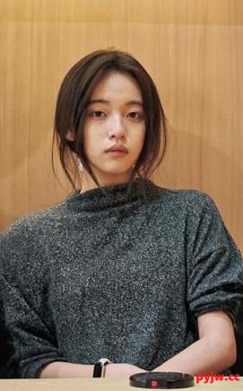⭐⭐【原档】广东气质少妇 黑吊带黑丝 劈开腿躺着 反差真实感拉满(11v)-便宜姬