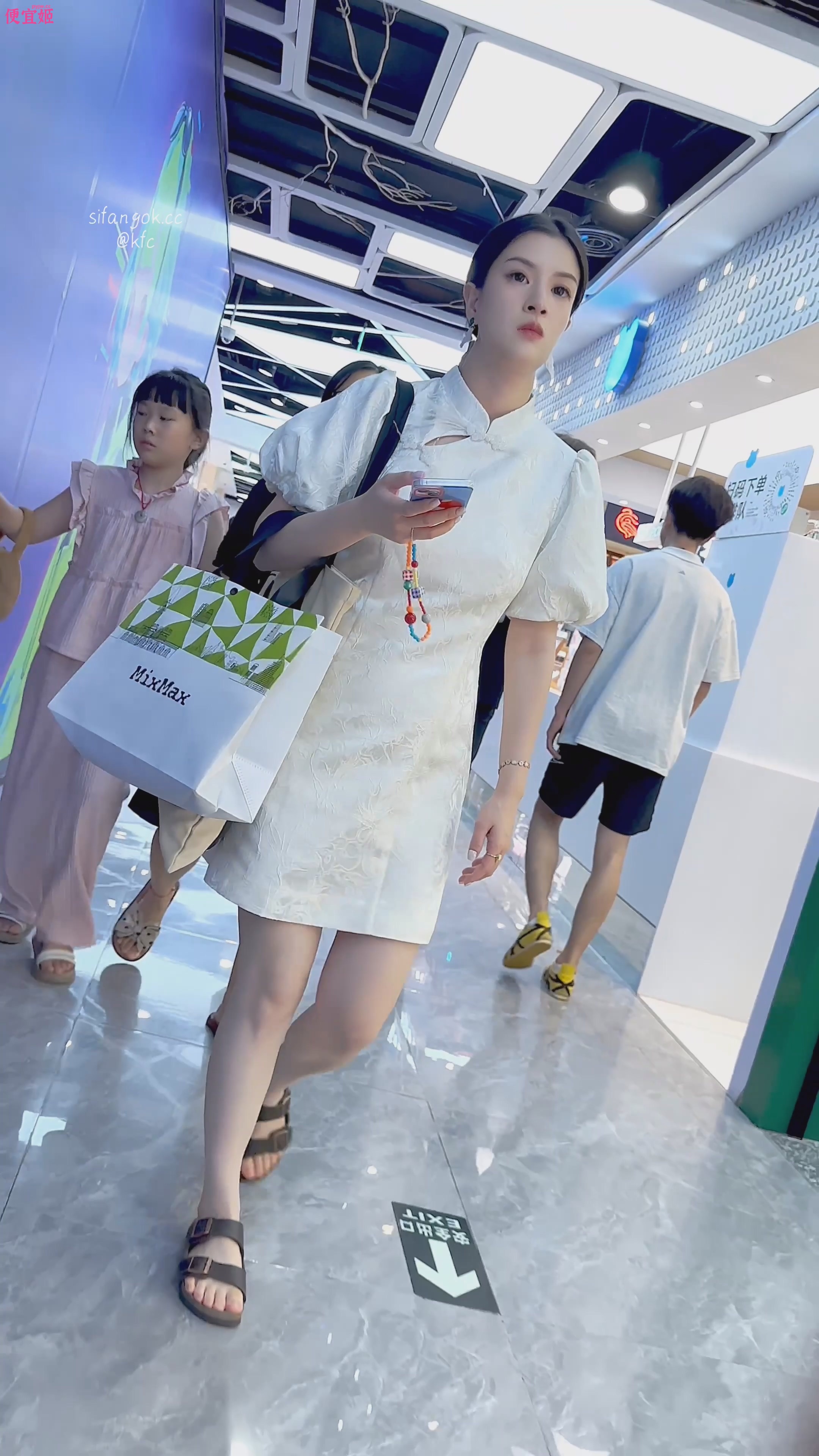 【KFC】大神商场尾随高贵气质旗袍长裙美女独自逛街·白色一次性透明内内前拍微透黑[116/MP4/378MB]-便宜姬