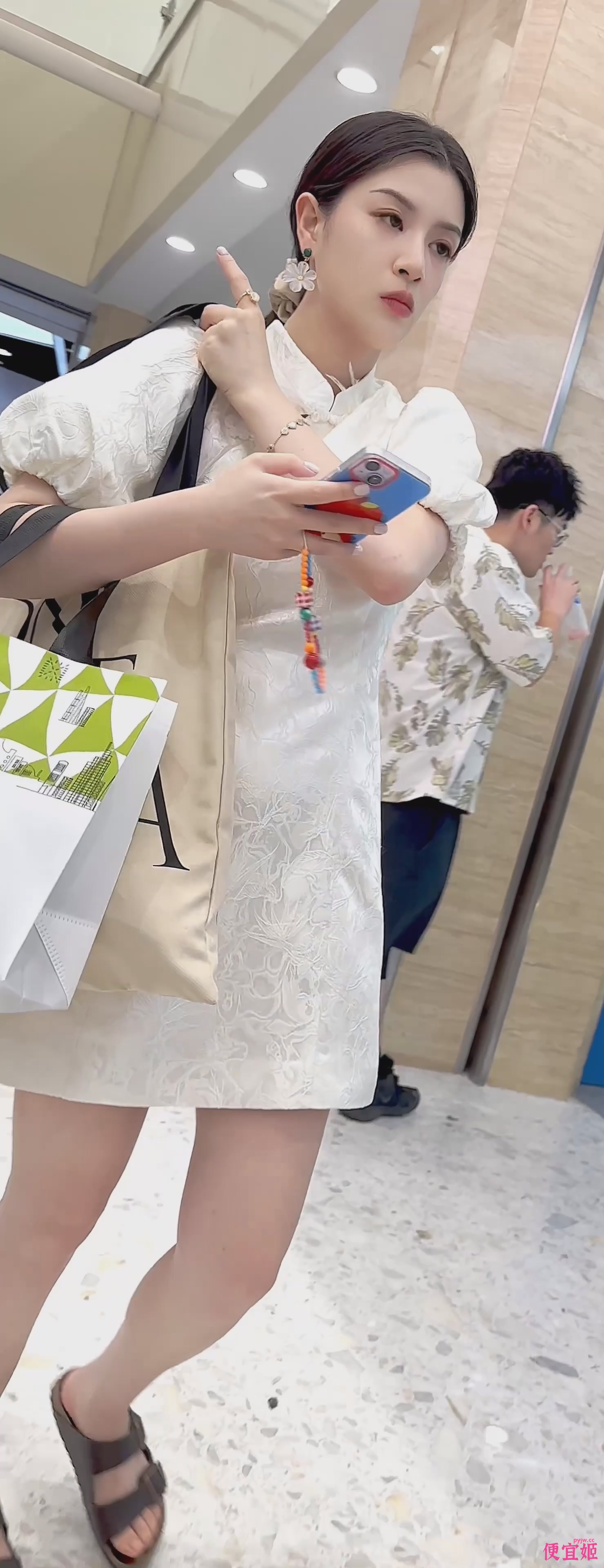 图片[2]-【KFC】大神商场尾随高贵气质旗袍长裙美女独自逛街·白色一次性透明内内前拍微透黑[116/MP4/378MB]-便宜姬